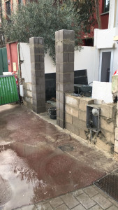 Photo de galerie - Aménagement extérieur, création de deux pilliers et montage d'un mur en parpaings