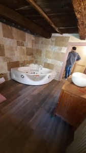 Photo de galerie - Modification d une salle de bain 
pose d'une baignoir balneo , wc chinois 
lavabo vasque...
parquet 
modification d une poutre porteuse 
