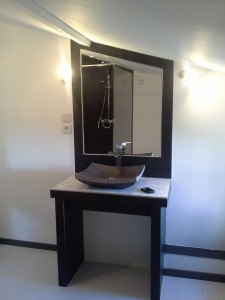 Photo de galerie - Fabrication d'un meuble de salle de bain en panneaux de construction à carreler. Avec Pose de faïence et miroir.