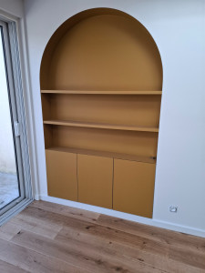 Photo de galerie - Niche avec placard et étagères 