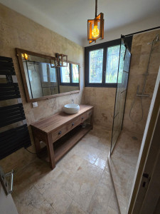 Photo de galerie - Rénovation d'une salle de bains complète en travertin opus, rénovation de la plomberie et pose de tous les sanitaires 
