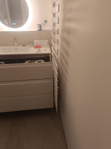 Photo de galerie - Installation de meuble vasque et radiateur sèche serviette au millimètre pour une optimisation de la surface 