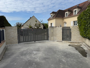 Photo de galerie - Portail électrique avec tache électrique sur digicode pur portillon et Visiophone connecté
