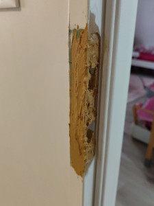 Photo de galerie - Réparation montant de porte défoncé à coup d'épaule.