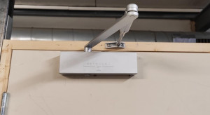 Photo de galerie - Montage ferme-porte