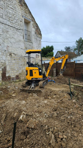 Photo de galerie - Démontage d'une dalle, création de fondations et passages de gaines