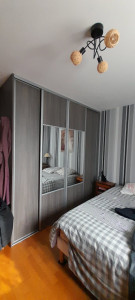 Photo de galerie - Dressing qui était avec un rideau que j'ai élargi et rajouté les portes avec miroir 