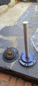 Photo de galerie - Usure sur une anode sacrificielle vs anode neuve 