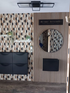 Photo de galerie - Pose de papier peint + pose de plaques de tasseaux en bois + montage et pose d'ameublement+ miroir 