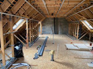 Photo de galerie - Création complète d’un comble non emménage Ables avec pose de Velux, plancher, poutre et réalisation du Placo, bande parquet et peinture