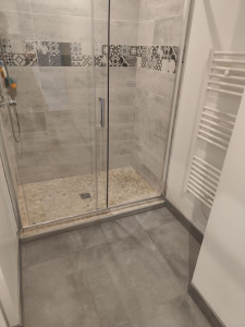 Photo de galerie - Rénovation complète d'une salle de bain carrelage au sol installation d'une paroi de douche