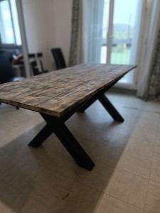 Photo de galerie - Vieillissement de bois fabrication de X en acier pour une table industriel

