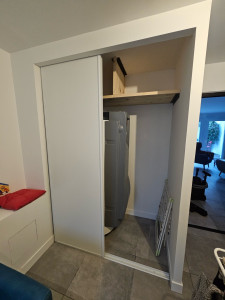 Photo de galerie - Étagère et portes coulissantes