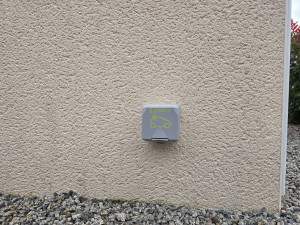 Photo de galerie - Installation sécurisée de prise renforcée Green'Up pour la recharge de votre véhicule électrique ⚡. Une solution fiable et aux normes pour charger votre voiture à domicile en toute sérénité. Faites appel à un professionnel pour une installation conforme.