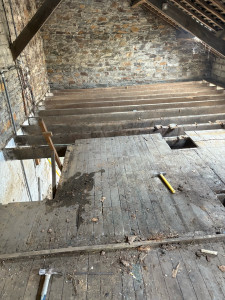 Photo de galerie - Démolitions et évacuation de plancher bois. 