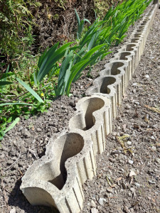Photo de galerie - Pose bordure béton sur lit de sable