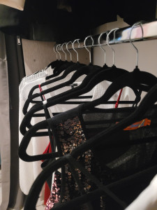 Photo de galerie - Prestation de repassage et de mise sur cintre de vêtements.