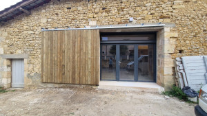 Photo de galerie - Volet coulissant 3.10m / 2,70m.
Ossature métallique en tube carré 40 mm et lames de clins en Douglas épaisseur 42 mm. 