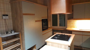 Photo de galerie - Rénovation d'une cuisine changement des charniere changement de levier plus plaque de cuisson rajouter éclairage et changement du plan de travail  avec revêtement porte de placard et côté