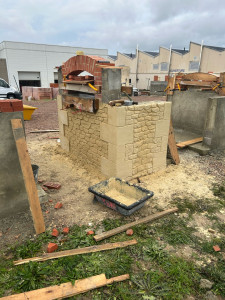 Photo de galerie - Grâce au cfa bâtiments j’apprends a faire un enduit en fausse pierre 