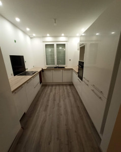 Photo de galerie - Assemblage de meubles de cuisine.
Mise en place électroménager.
Électricité et plomberie.
Sol vinyle.