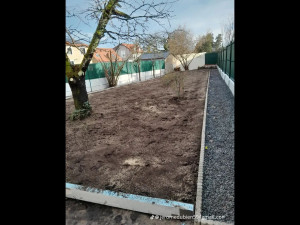 Photo de galerie - Terrain debroussailler posse bordure gravier passe le motoculteur fraise