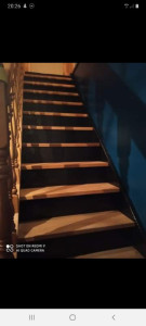 Photo de galerie - Escalier: contre-
marche et limon en glycero noire et les marches, rampe, balustres en chêne doré 
