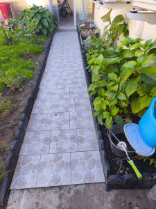 Photo de galerie - Pose de carrelage anti dérapant, d'une aller extérieur .


