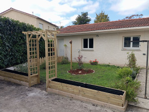 Photo de galerie - Création en intégralité de jardinières associées à une pergola, d'une petite palissade et fixation d'un nid d'oiseau pour agrémenter le coin zen avec ce que la nature nous offre 