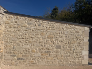 Photo de galerie - Montage et rejointoiement dur mur en pierre 