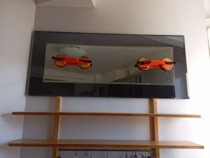 Photo de galerie - Installation d'une grande glace de 40 kl au mur