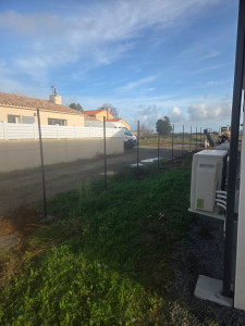 Photo de galerie - Bonjour voici un grillage de 100m posé en 2 jours chez un clients satisfait et qui refait appel à nos service. 
