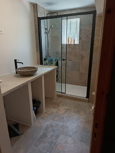 Photo de galerie - Réalisation complète de salle de bain: douche avec parois, carrelage, vasque