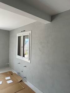 Photo de galerie - Mise en peinture du séjour et application d’un produit décoratif sur deux pan de murs.