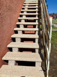 Photo de galerie - ✨ Avant / Après : Escalier comme neuf ! ✨

Regardez la transformation ! Grâce à notre nettoyage haute pression, ces escaliers retrouvent leur propreté et leur éclat d’origine. Saletés, mousses et traces accumulées disparaissent en un instant.
