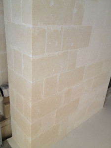 Photo de galerie - Rénovation avec ravalement d'un mur en pierre de taille  et placage et dejointage et rejointage. 