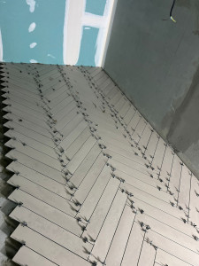 Photo de galerie - Pose d'un carrelage en diagonale dans un salon 