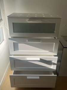Photo de galerie - Montage et assemblage d’une commode en kit avec installation des 4 tiroirs et vérification du bon fonctionnement. Travail soigné et conforme aux instructions du fabricant.