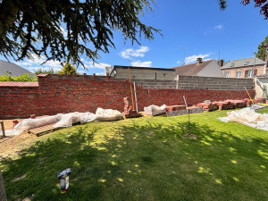 Photo de galerie - Réalisation mur en brique en cours 