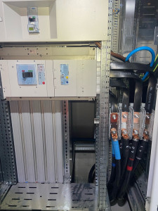 Photo de galerie - Installation d’un disjoncteur 630A pour borne de recharge 360kW