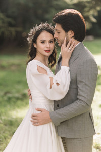 Photo de galerie - Portrait de mariage capturé à la lumière dorée. L’intimité, la douceur du geste et l’élégance naturelle du couple incarnent l’art de raconter une histoire en une image.

