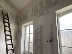 Photo de galerie - Réalisation d’un doublage BA13 + joint en trois passe 