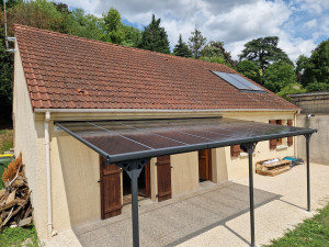 Photo de galerie - Installation d'une pergola sur une terrasse.