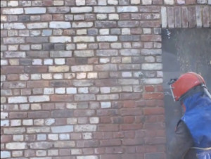 Photo de galerie - Nettoyage et décapage de façade en brique – résultat avant / après (sablage et aérogommage)