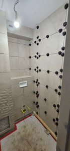 Photo de galerie - Réalisation de la faïence toilette 
