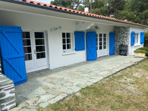 Photo de galerie - Ravalement de façade mise en peinture après nettoyage Poncage des boiserie décapage des murs réfection à l’enduit Poncage des volets et mise en peinture nettoyage toiture 