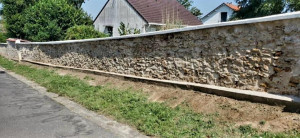Photo de galerie - Rénovation et consolidation d’un mur extérieur en pierre.