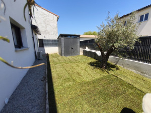 Photo de galerie - Pose de gazon en plaques, pose de bordure et réalisation d'une jardinière en ardoise