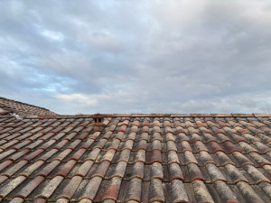 Photo de galerie - Pose d’un closoir en plomb sur faîtage 