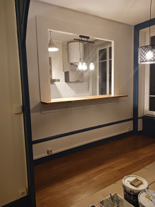 Photo de galerie - Ouverture dans une cloison mise en place d'un plateau bar, remise en peinture de l'ensemble de l'appartement avec isolation des murs..